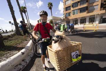 Miles de personas celebran la Fiesta de la Bici en su retorno a las calles de la capital/Aday Cáceres.